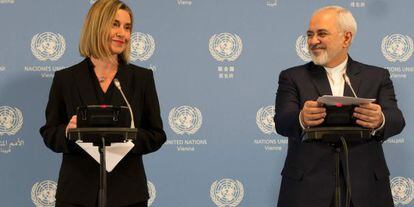 La jefa de la diplomacia europea, Federica Mogherini, y el ministro de Exteriores iraní, Mohamed Javad Zarif, en el anuncio del fin de las sanciones.