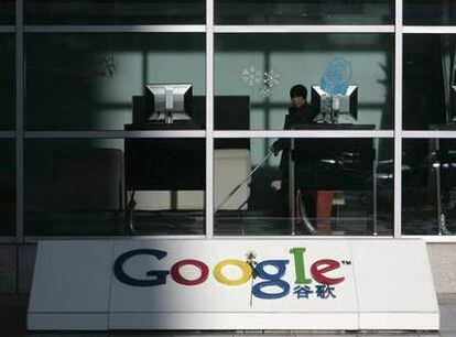 Un empleado de limpieza trabaja en las oficinas centrales de Google China, en Pekín.