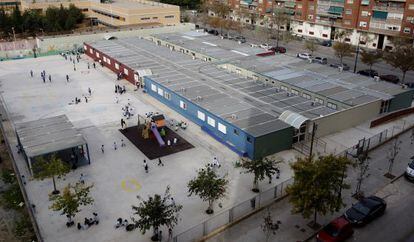 El colegio Nuevo 103 de Valencia, íntegramente en barracones desde su creación en 2008.