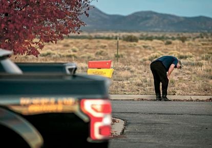 Alec Baldwin en el estacionamiento frente a la oficina del 'sheriff' del condado de Santa Fe (Nuevo México).
