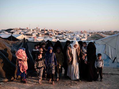 Mujeres y niños, familiares de yihadistas del ISIS, cautivos en el campo de Al Hol, al noreste de Siria, en marzo de 2021.