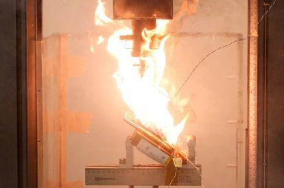 Un Note 7 en llamas durante una prueba de laboratorio en Singapur.