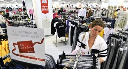 Una mujer, de compras en una tienda de Sao Paulo.