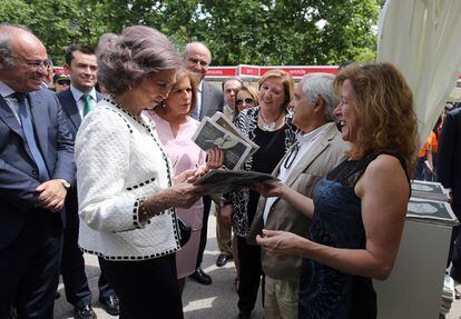 La reina Sofía visita la caseta del suplemento cultural de El País, Babelia, junto a la alcaldesa de Madrid en funciones, Ana Botella (2d), junto a Juan Cruz y Berna González Harbour (d), el 29 de mayo de 2015.