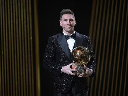 Leo Messi posa con su Balón de Oro.