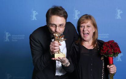 El director Calin Peter Netzer junto a Ada Solomon, productora de su pel&iacute;cula &#039;La postura del hijo&#039;, ganadora del Oso de Oro.