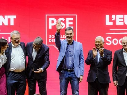 Desde la izquierda, los socialistas europeos Elly Schlein, Nicholas Schmit, Marcel Ciolacu, Pedro Sánchez, Antonio Costa y Olaf Scholz, este sábado en Roma.