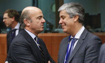 El ministro español de Economía, Luis de Guindos (izquierda) conversa con el ministro de Finanzas portugués Mario Centeno