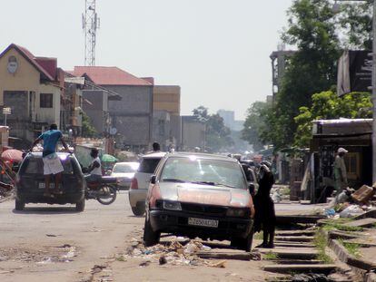 Coches en una calle de Kinsasa (República Democrática del Congo).