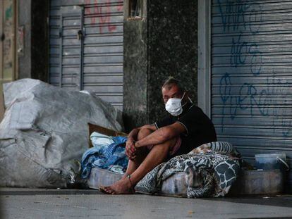 Una persona en situación de calle acampa en Plaza del Congreso, en Buenos Aires, el 21 de abril.