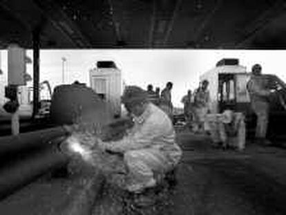 B 32028 - (8.1.99) - COLOR - DESMANTELAMIENTO DEL PEAJE DE LA B-30 A SU PASO POR LA LOCALIDAD DE ST. CUGAT DEL VALLÉS (BCN.) - FOTO : CARMEN SECANELLA -