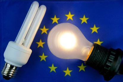 Dos bombillas sobre una bandera de la UE