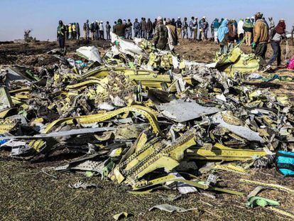 Un grupo de personas, este lunes en el lugar donde el domingo se estrelló el avión de Ethiopian Airlines con 157 personas a bordo. En vídeo, declaraciones del mánager de Ethiopian Airlines.