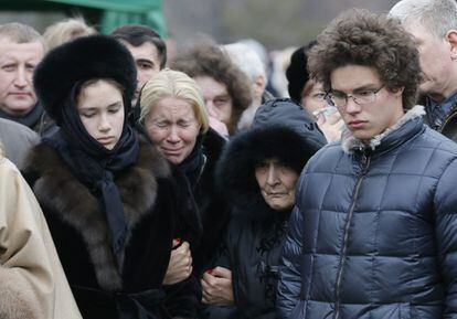 Yekaterina Odintsova (segunda a la izquierda), se despide de su expareja, Boris Nemtsov, junto a sus hijos Anton (a la derecha) y Dina, y la madre del fallecido líder opositor ruso, Dina Eidman, en un momento de la ceremonia religiosa celebrada este martes en el cementerio de Troyekúrovo, en Moscú.