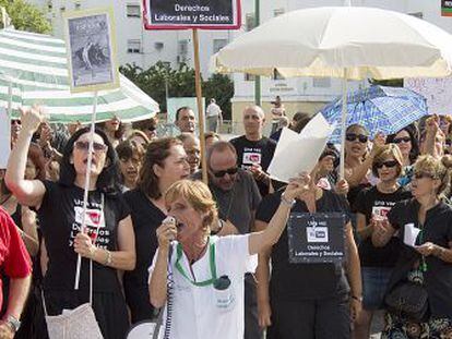 Trabajadores de la Seguridad Social protestan por los recortes.