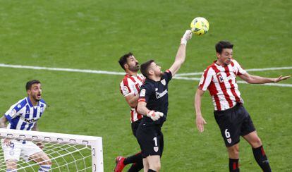 El portero del Athletic de Bilbao Unai Simón despeja un balón con el delantero del Deportivo Alavés Joselu durante el partido entre el Athletic de Bilbao y el Deportivo Alavés el año pasado