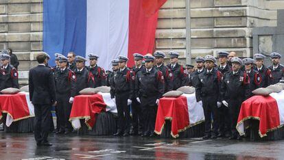 Emmanuel Macron, en la ceremonia por las víctimas del ataque en la sede de la policía en París, este martes.