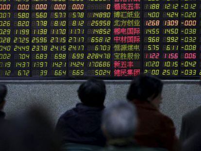 Inversores (o gente que no tiene nada mejor que hacer) mirando un monitor de cotizaciones en Shanghai, China, el 14 de enero de 2016