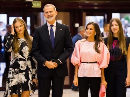 Los reyes Felipe VI y Letizia, junto a la princesa Leonor y la infanta Sofía, a su llegada al Concierto Premios Princesa de Asturias, este jueves en Oviedo.