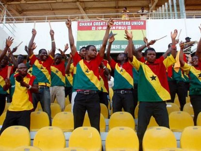 Aficionados ghaneses animan a su selección durante un entrenamiento en el Estadio Nacional de Accra.