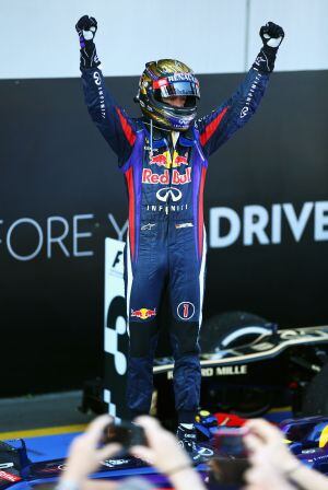Vettel celebra la victoria sobre su coche.