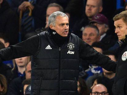 Mourinho protesta al cuarto árbitro. En vídeo, las declaraciones del entrenador del Manchester United. GLYN KIRK (AFP) / VÍDEO: REUTERS-QUALITY