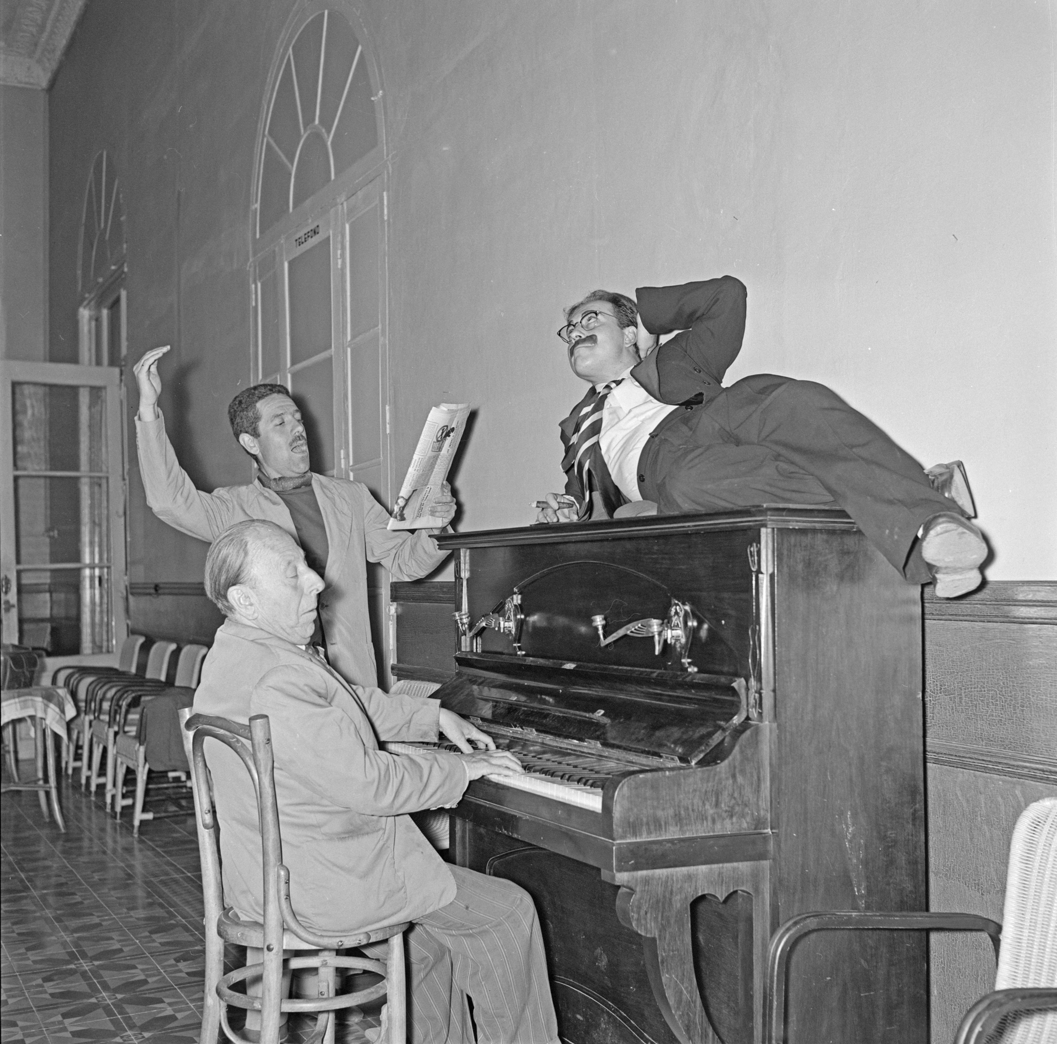 Luis García Berlanga con José Isbert y José Luis López Vázquez, en el rodaje de 'Los jueves, milagro' en 1957.