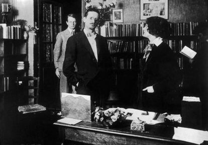 El escritor James Joyce y su editora Sylvia Beach, en la librería de París Shakespeare and Company en marzo de 1930.