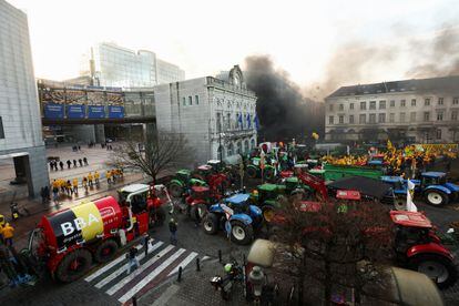 Agricultores europeos protestan ante la sede de la Unión Europa, este jueves en Bruselas. 