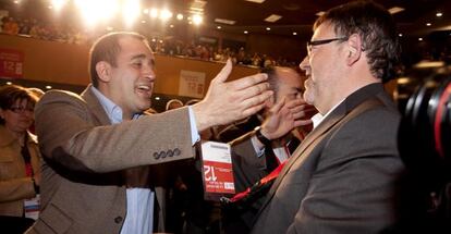 Jorge Alarte felicita a Ximo Puig, nuevo secretario general del PSPV.