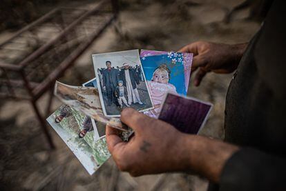 Fahad Harbo muestra las fotos de su familia encontradas entre las ruinas de su casa en Tel Ezzir.