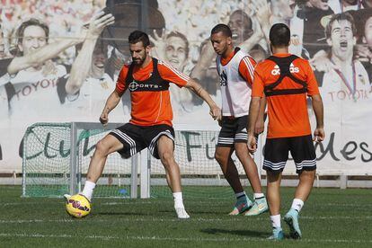 Negredo protege el bal&oacute;n durante un entrenamiento del Valencia.