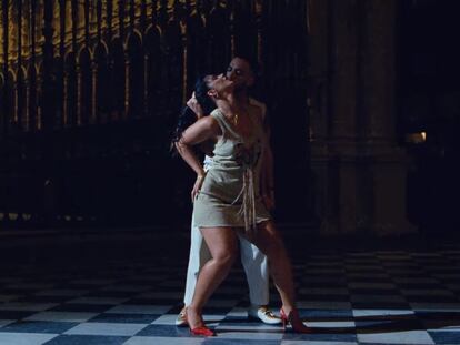 Fotograma del videoclip 'Ateo' de C. Tangana y Nathy Peluso, rodado en la catedral de Toledo.