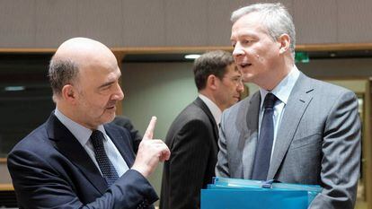 El comisario europeo de Asuntos Económicos, Pierre Moscovici (i), y el ministro francés de Finanzas, Bruno Le Maire (d), dos de los principales impulsores de la tasa digital. EFE/ Olivier Hoslet