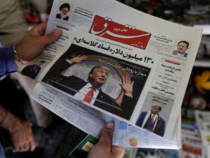 Un hombre lee un diario iraní con la imagen del presidente de EEUU, Donald Trump, el lunes en Teherán. 