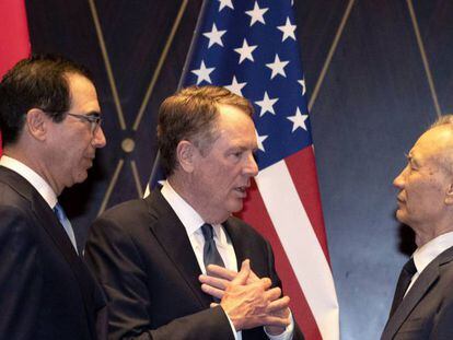 En una imagen de 2019, el secretario del Tesoro Steven Mnuchin (izquierda), el representante comercial de EE U Robert Lighthizer (centro) y el viceprimer ministro chino, Liu He.