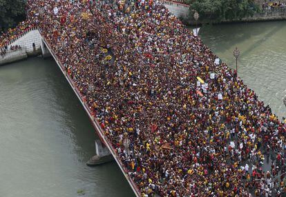 Vista de la procesión a su paso por el puente Jones de Manila.