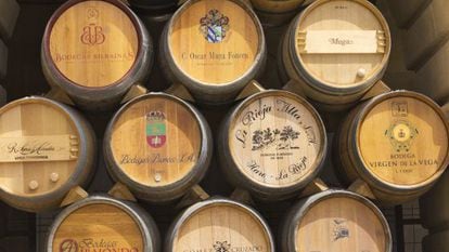 Barricas de vino de una bodega de Haro (La Rioja)