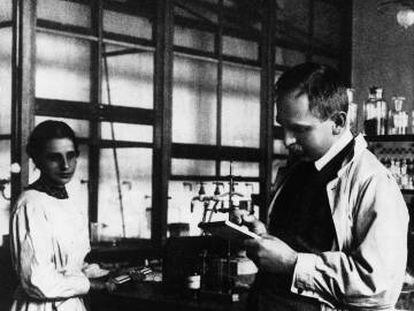 Lise Meitner trabajando con el Premio Nobel de Química Otto Hahn en 1920.