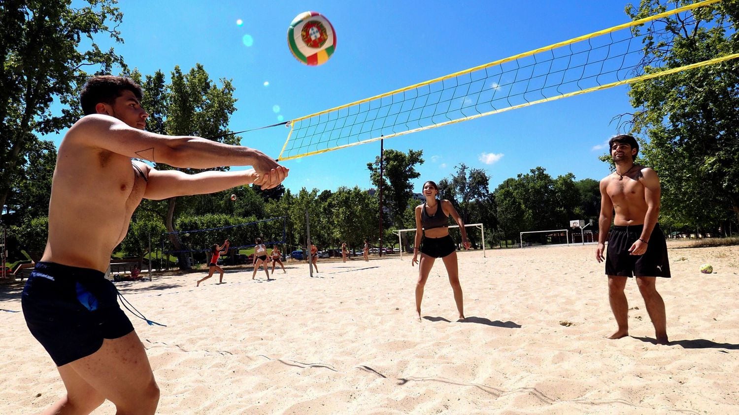 Un grupo de jóvenes juega al vóleibol en la playa fluvial de Las Moreras en Valladolid este viernes.