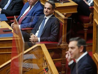 El primer ministro de Grecia, Kyriakos Mitsotakis (izquierda), escuchaba este viernes al líder de la oposición, Alexis Tsipras, en el pleno del Parlamento.