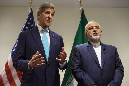 John Kerry (izquierda) durante una reuni&oacute;n con Javad Zarif en la ONU, ayer. 