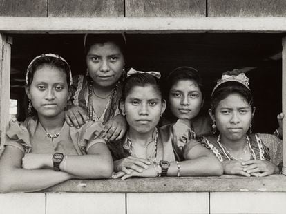 Mujeres en las comunidades Zapatistas.