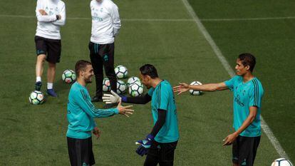 Kovacic, Keylor Navas y Varane bromean en el entrenamiento de este viernes.