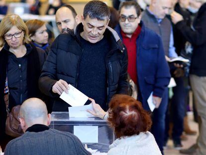 Votantes en el Pablell&oacute;n Municipal de Girona
