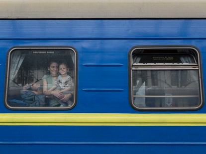 Una familia abandona Ucrania en dirección Polonia desde la estación de tren de Lviv.