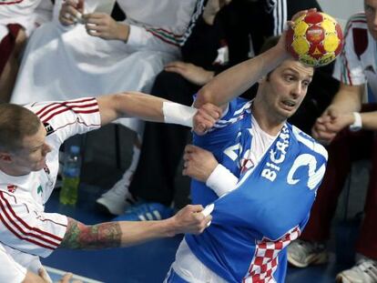 El pivote de Hungr&iacute;a Szabolcs Zubai defiende la acci&oacute;n del lateral de Croacia Damir Bicanic