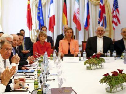 Los negociadores de Irán y la comunidad internacional sentados en la mesa de negociaciones en Viena.