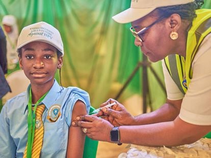 Nigeria comienza a vacunar a 7,7 millones de niñas y adolescentes contra el papilomavirus.