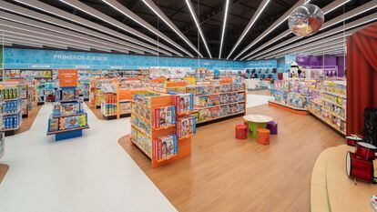 El interior de una tienda Toys "R" Us, con las zonas de juego para probar juguetes en una imagen de archivo.